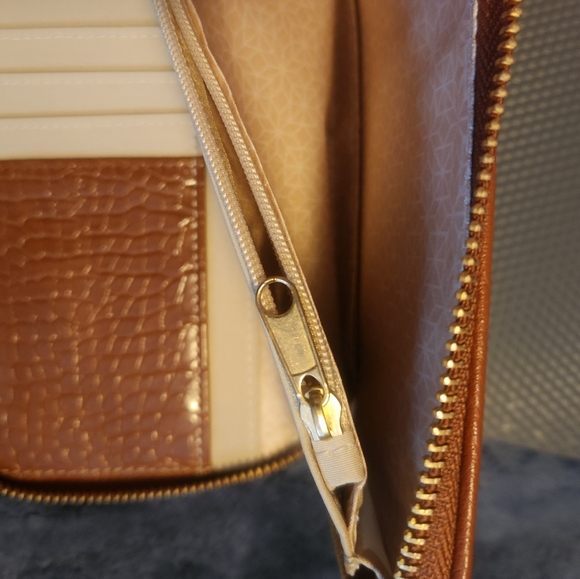 Brown pleather wallet - Picture 3 of 8